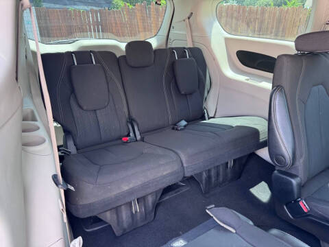 2022 Chrysler Voyager LX