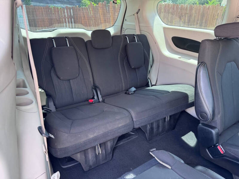 2022 Chrysler Voyager LX