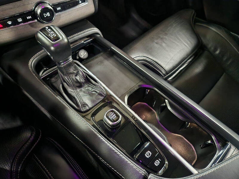 2022 Volvo XC90 T6 Inscription 6-Passenger