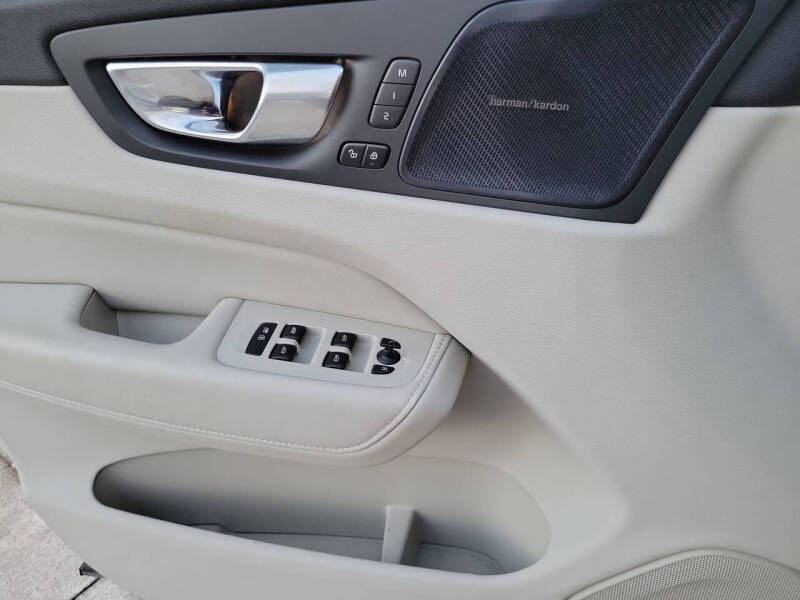 2023 Volvo XC60 B5 Plus Dark Theme