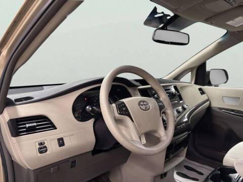 2012 Toyota Sienna LE 8-Passenger