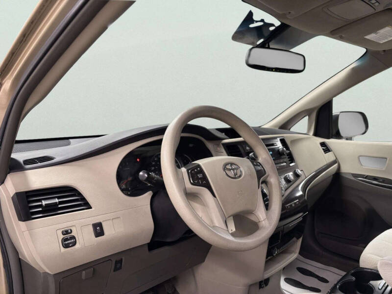 2012 Toyota Sienna LE 8-Passenger
