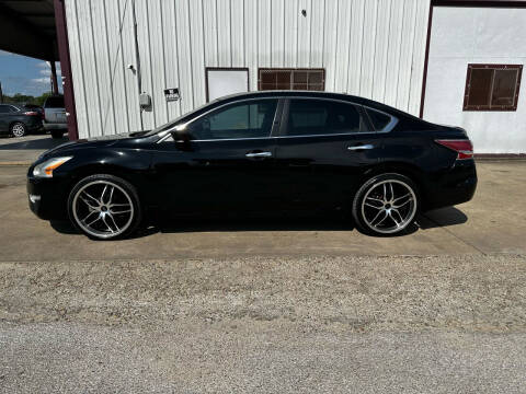 2015 Nissan Altima for sale at Circle T Motors INC in Gonzales TX