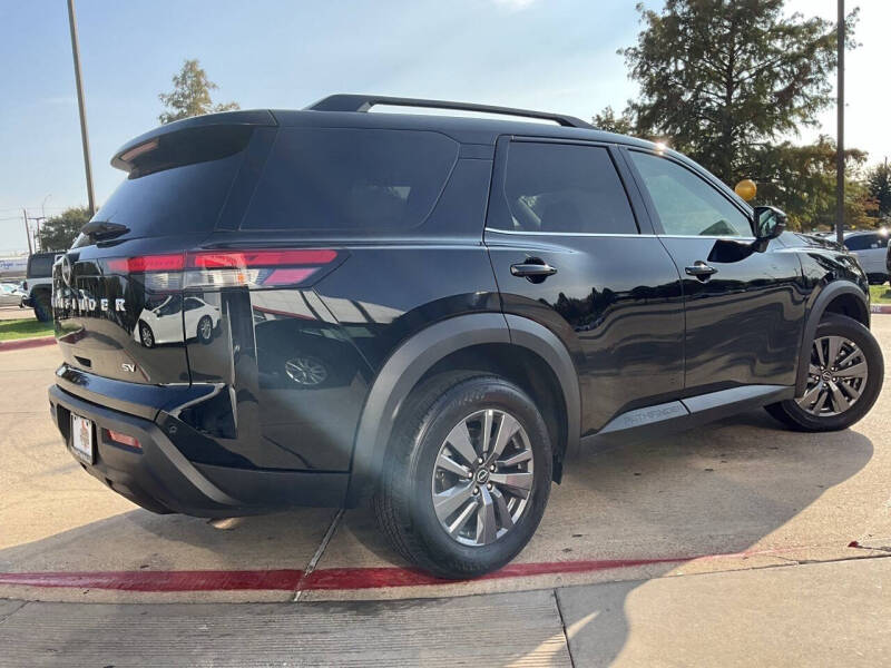 2024 Nissan Pathfinder SV