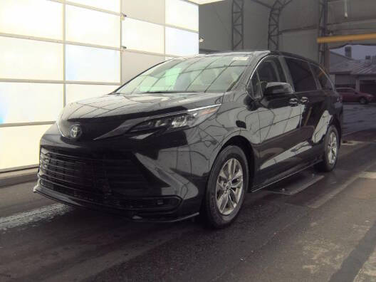 2024 Toyota Sienna LE's photo
