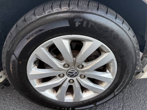 2012 Volkswagen Routan SE