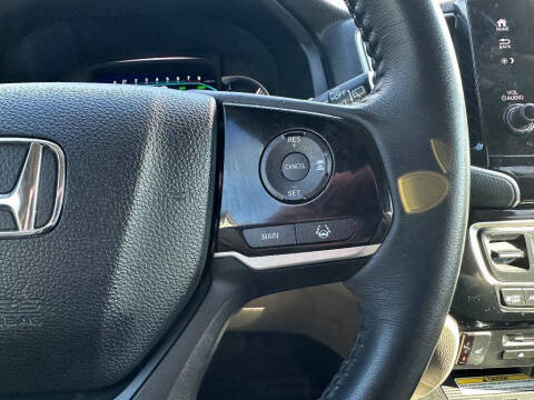 2022 Honda Pilot Touring w/Rear Captain's Chairs