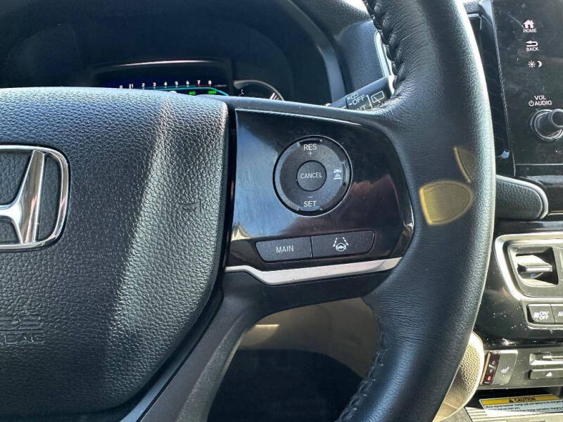 2022 Honda Pilot Touring w/Rear Captain's Chairs