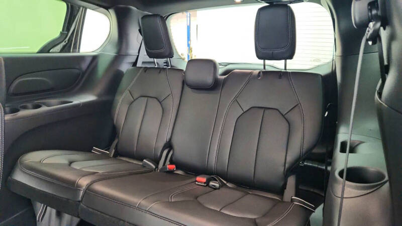2027 Chrysler Pacifica Select