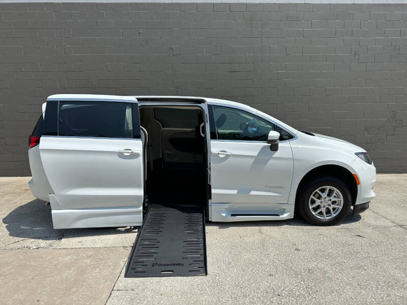 2022 Chrysler Voyager LX