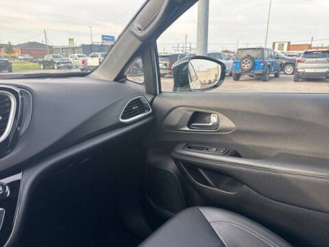 2025 Chrysler Pacifica Select