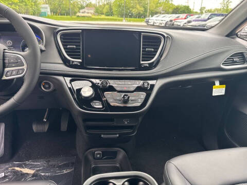 2027 Chrysler Pacifica Select