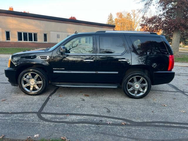 2013 Cadillac Escalade for sale at The Car Mart in Milford IN