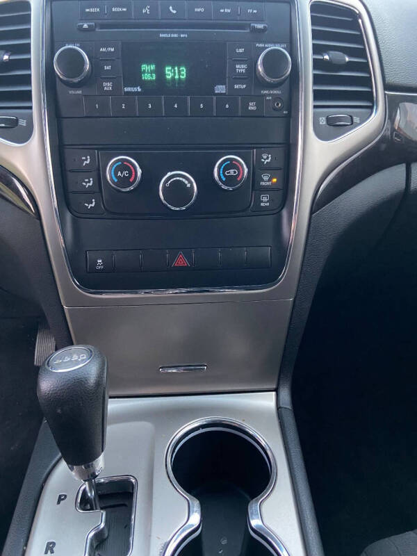 2011 Jeep Grand Cherokee Laredo photo 4