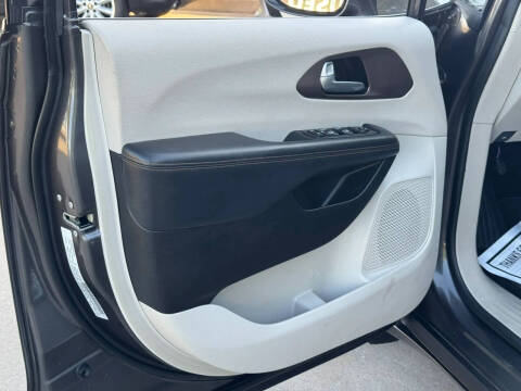 2017 Chrysler Pacifica Touring-L Plus