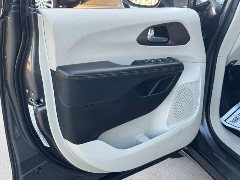 2017 Chrysler Pacifica Touring-L Plus