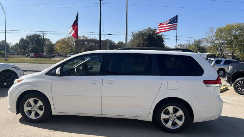 2012 Toyota Sienna LE 8-Passenger