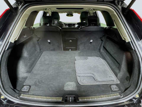 2023 Volvo XC60 B5 Plus Dark Theme