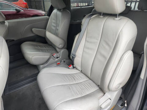 2013 Toyota Sienna XLE 8-Passenger