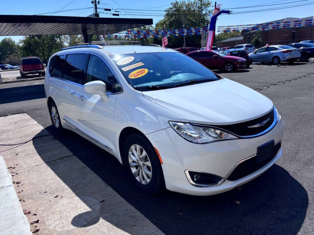 2019 Chrysler Pacifica for sale at Michael Johnson @ Allens Auto Sales Hopkinsville in Hopkinsville, KY