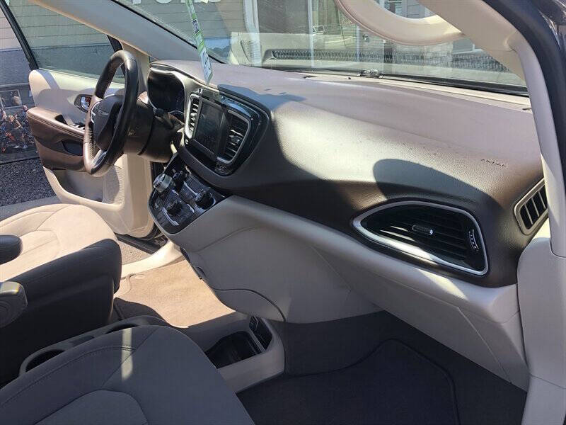 2021 Chrysler Voyager LX