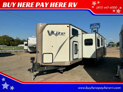 2017 Forest River Flagstaff V-Lite 30WTBSK for sale at BUY HERE PAY HERE RV in Burleson TX