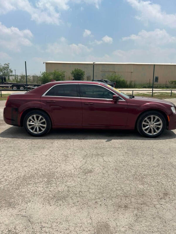 2018 Chrysler 300 Touring photo 3