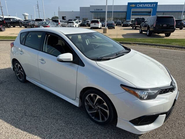 Used 2018 Toyota Corolla iM Base with VIN JTNKARJE3JJ569033 for sale in Bloomington, IL