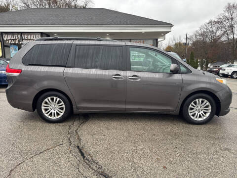 2012 Toyota Sienna XLE 7-Passenger Auto Access Seat