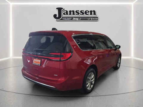 2027 Chrysler Pacifica Select
