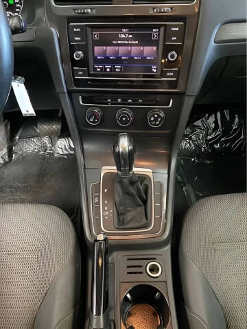 2019 Volkswagen Golf SE
