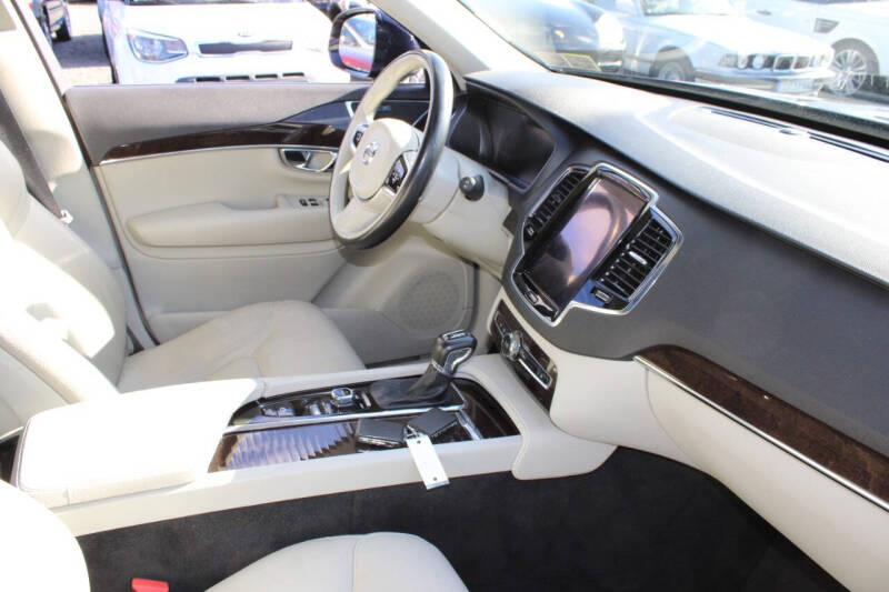 2016 Volvo XC90 T6 Momentum