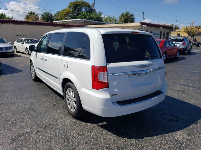 2014 CHRYSLER Town and Country Minivan - $10,995