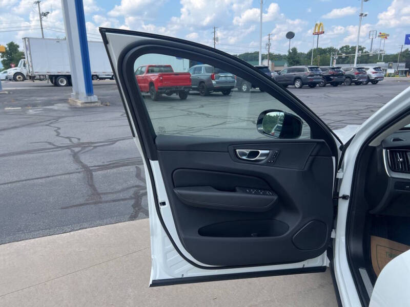 2025 Volvo XC60 T8 Plus Dark Theme