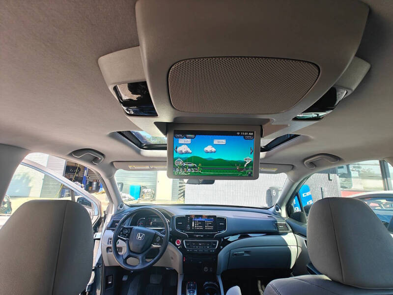 2020 Honda Pilot Touring w/Rear Captain's Chairs