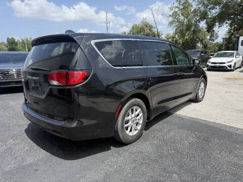 2022 Chrysler Voyager LX