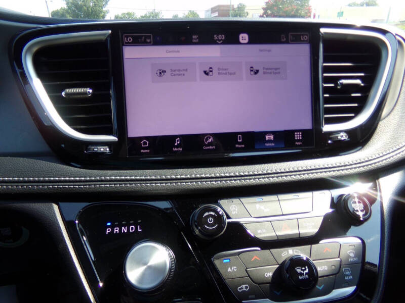 2027 Chrysler Pacifica Select