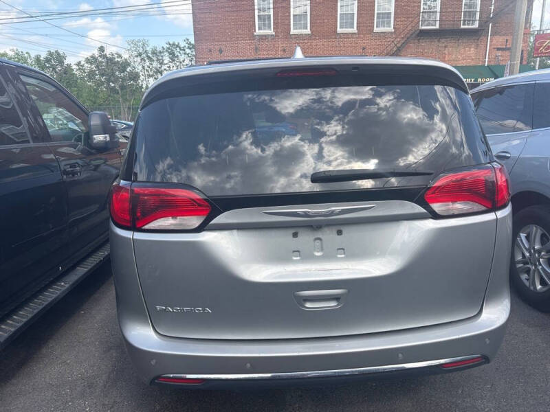2017 Chrysler Pacifica Touring-L