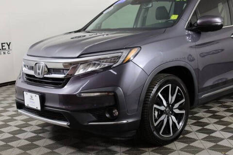 2019 Honda Pilot Touring w/Rear Captain's Chairs