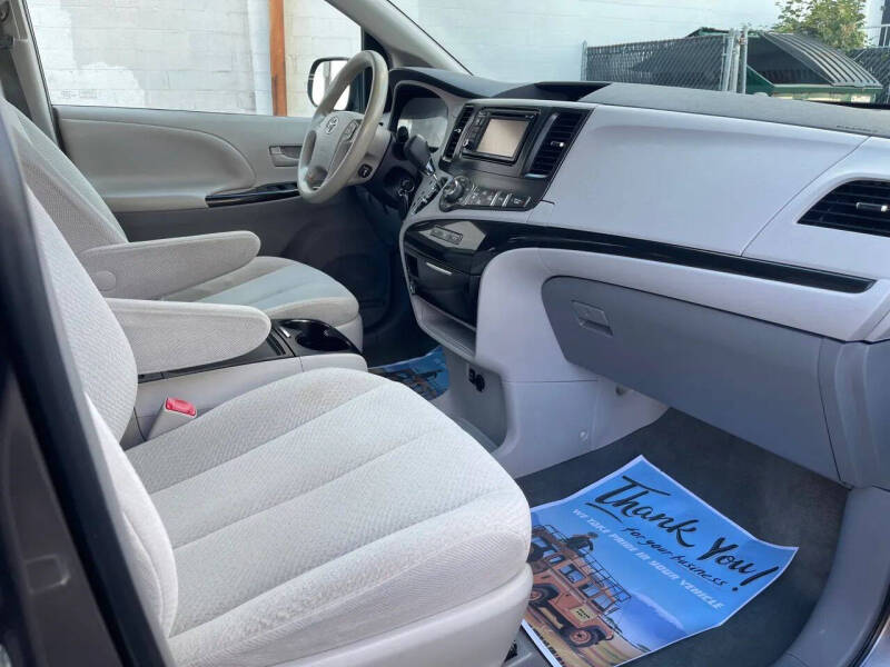 2014 Toyota Sienna LE 7-Passenger