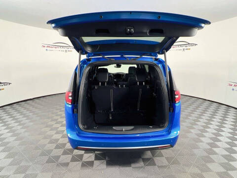 2027 Chrysler Pacifica Select