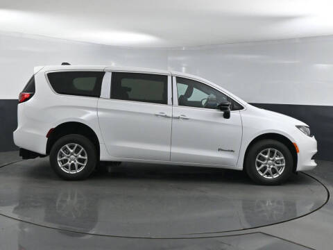 2025 Chrysler Voyager LX