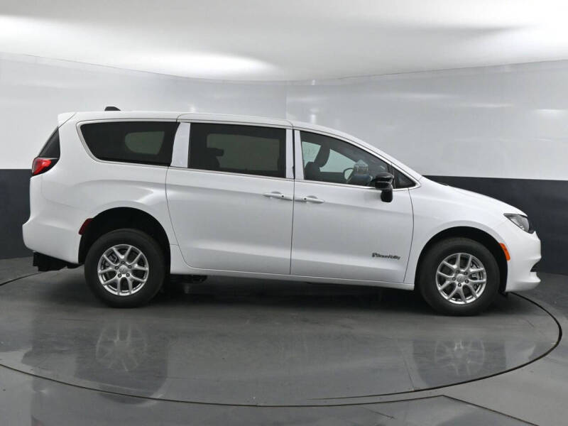 2025 Chrysler Voyager LX