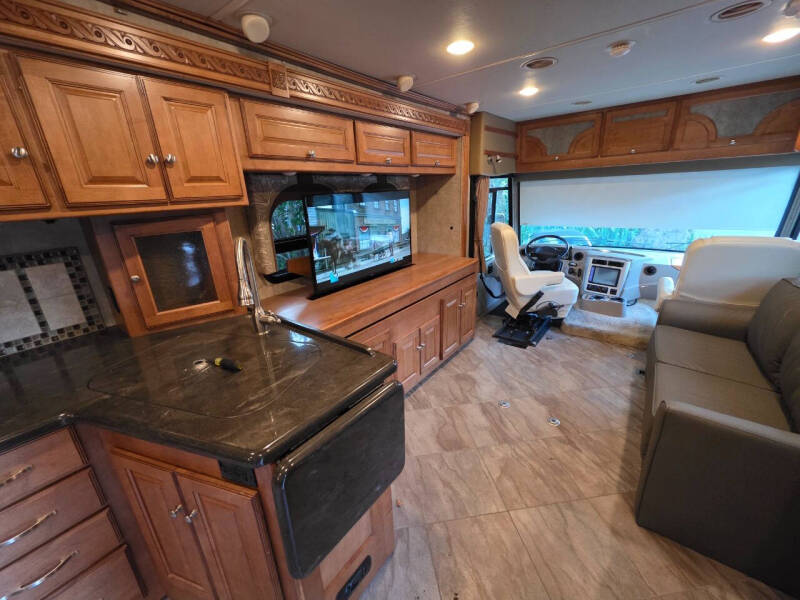 2017 Winnebago Adventurer 37