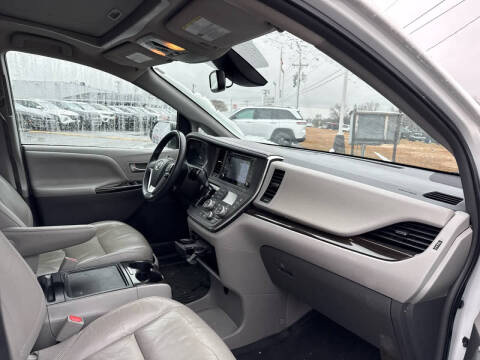 2018 Toyota Sienna XLE 7-Passenger Auto Access Seat