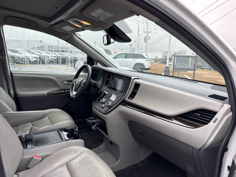 2018 Toyota Sienna XLE 7-Passenger Auto Access Seat