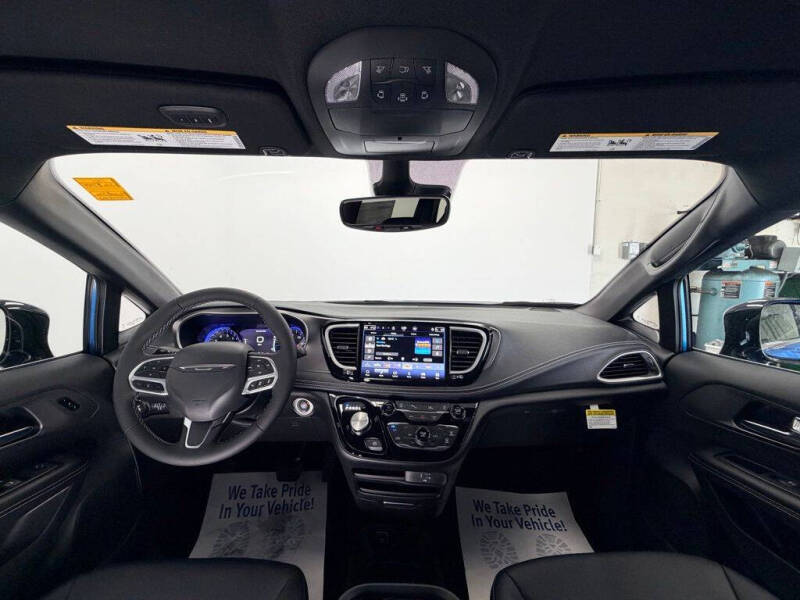 2027 Chrysler Pacifica Select