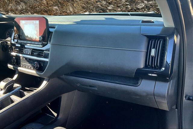 2022 Nissan Pathfinder SV