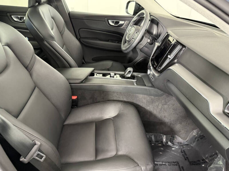 2024 Volvo XC60 B5 Core Dark Theme