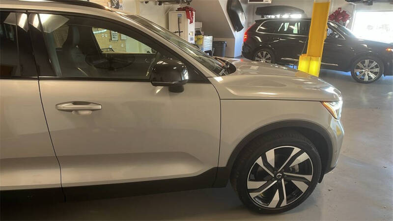 2023 Volvo XC40 B5 Plus Dark Theme